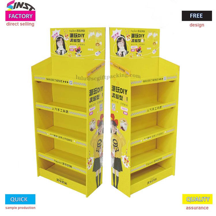 Rak pajangan karton kuning kecil di supermarket terbakar!