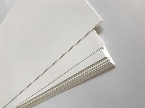 Perbedaan antara karton putih dan kertas kraft berwajah putih